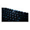 Detailaufnahme einer schwarzen Gaming-Tastatur mit blauer Hintergrundbeleuchtung. Die Tasten sind deutlich beschriftet.