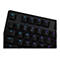 Nahaufnahme einer schwarzen Tastatur. Blaue und violette Beleuchtung unter den Tasten. Buchstaben und Zahlen deutlich erkennbar.