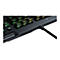 Nahaufnahme einer schwarzen Gaming-Tastatur. Leuchtende grüne Tasten, USB-Anschluss, geflochtenes Kabel.