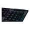 Nahaufnahme einer schwarzen Gaming-Tastatur. Tasten mit blauer und violetter Beleuchtung. Tastaturbereich mit Zahlen und Funktionstasten.
