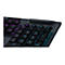 Detaillierte Nahaufnahme einer schwarzen Gaming-Tastatur mit beleuchteten Tasten und Mediensteuerung.