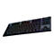 Schwarze Tastatur mit mehrfarbiger Hintergrundbeleuchtung. Die Tasten sind schwarz, das GehÃ¤use grau.