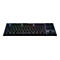 Schwarze Tastatur mit RGB-Beleuchtung auf weiÃŸem Hintergrund. Tasten mit unterschiedlichen Farben.