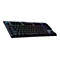 Schwarze Gaming-Tastatur mit farbiger Beleuchtung. Die Tasten sind schwarz und die Beschriftung ist beleuchtet.