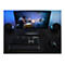 Ein Gaming-Setup mit Bildschirm, Tastatur, Maus und Lautsprechern. Auf dem Bildschirm ein Videospiel.