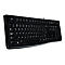Schwarze kabelgebundene Logitech K120 Computertastatur in Seitenansicht vor weißem Hintergrund.