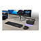 Schreibtisch mit Monitor, Tastatur, Maus, Laptop und einer Dockingstation. Das Logitech-Logo ist auf der Dockingstation zu sehen.