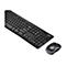 Schwarze Logitech-Tastatur und -Maus auf weißem Hintergrund. Die Tastatur hat eine vollständige Anordnung von Tasten und eine separate numerische Tastatur. Die Maus ist ergonomisch geformt.