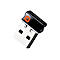 Ein USB-Empfänger von Logitech, schwarz mit orangem Logo. Das Gerät ist schräg vor weißem Hintergrund dargestellt.
