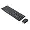 Draufsicht auf ein graues Logitech-Keyboard mit passender Maus, vor weißem Hintergrund. Das Keyboard hat eine vollständige Tastaturbelegung, inklusive Nummernblock.