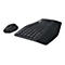 Schwarzes ergonomisches Tastatur-Maus-Set. Die Tastatur hat eine Handauflage und ist leicht gebogen. Die Maus ist klein und mit Tasten ausgestattet.