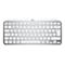 Draufsicht auf eine weiße Logitech-Tastatur, Tasten mit silbernen Metallrahmen, Buchstaben und Symbole.