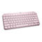Hellrosa Logitech-Tastatur mit weißen Tasten auf weißem Hintergrund. Buchstaben und Sonderzeichen sind deutlich sichtbar.