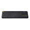 Schwarze Logitech-Tastatur mit gelben Akzenten und Touchpad. Aufschrift: Logitech.
