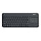Schwarze kabellose Logitech Tastatur mit integriertem Touchpad auf der rechten Seite vor weißem Hintergrund.