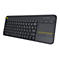 Schwarze Logitech-Tastatur mit integriertem Touchpad und gelbem Akzent unter den Maustasten auf weißem Hintergrund.