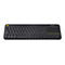 Schwarze Logitech-Tastatur mit eingebautem Touchpad und gelben Akzenten. Tasten und Touchpad sind deutlich sichtbar.