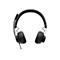 Casque noir sur fond blanc. Il possÃ¨de un bandeau rÃ©glable, des coussinets et un microphone.