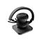 Schwarzes Headset auf Ladestation. Das Mikrofon ist mittig angebracht und die Ohrmuscheln sind rund.