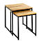 Deux tables d'appoint carrées en bois avec des cadres en métal noir, l'une imbriquée sous l'autre.
