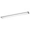 Une lampe LED argentée allongée est posée en diagonale sur un fond blanc. La source lumineuse est vive et le corps est métallique.