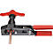 Cintreuse avec poignée rouge et poignée rotative, pliant un tube en cuivre.