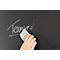 Hand wischt mit Schwamm 'Teamwork' von Tafel. Kreide Schriftzug fast entfernt.