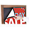 Hand tilt een hoek van een reclamebord op, met de tekst SALE en DAY erop. Rode achtergrond, blauwe letters. Houten frame.