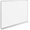 Een leeg, wit whiteboard in een zilveren aluminium frame op een witte achtergrond.