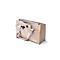 Organisateur en feutre beige avec ordinateur portable, smartphone et stylos sur fond blanc.