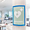 Ein selbstklebender Defibrillator-Hinweisschild auf einer Bürosäule mit Textbeschreibung der Oberflächenhaftung.
