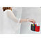Eine Frau greift an einem Whiteboard nach einem Marker aus einem grauen und roten Filz-Stiftehalter.