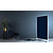 Een donkerblauw, verrijdbaar scheidingswandpaneel in een moderne, minimalistische kamer met fauteuil en plant.
