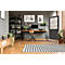 Modern thuiskantoor met bureau, computer, planken en planten tegen een donkere muur.