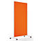 Verticale oranje scheidingswand met een wit frame op wielen, tegen een witte achtergrond.