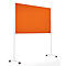 Een oranje prikbord op een witte verrijdbare standaard met wieltjes tegen een neutrale achtergrond.
