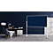 Eine große, dunkelblaue mobile Whiteboard-Tafel steht in einem modern eingerichteten Büro vor einer dunkelblauen Wand.