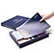 Een hand pakt een brochure uit een open, donkerblauwe Magnetoplan Sprintbox voor agile werken.