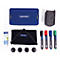 Magnetoplan set met blauwe doos, stiften, reinigingsspray, doek, magneten en vilten tas op een lichte achtergrond.