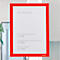 Roter Informationsrahmen an einer Bürowand mit dem Text Raumbelegung und diversen Meeting-Terminen.