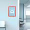 Selbstklebendes Defibrillatorschild an einer Säule und Wand in einem Büro. Text informiert über Haftung auf glatten Flächen.