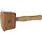 Un maillet en bois, avec un manche en bois clair et une tête de maillet plus foncée. Il y a un autocollant vert sur la tête du maillet.