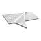 Ein weißes Keyboard mit Tastaturschutz, teilweise abgezogen.