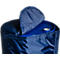 Veste de fût bleue recouvrant un conteneur métallique bleu. Le couvercle est ouvert.