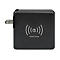Schwarzes quadratisches kabelloses Ladegerät mit Netzstecker und Wireless-Charging-Symbol.