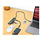Ein schwarzer USB-C Hub mit angeschlossenen Geräten, wie Festplatte, USB-Stick und Maus, mit einem Laptop verbunden.