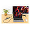 Laptop mit Monitor, Maus und USB-C-Hub. Auf dem Bildschirm ist ein farbenfrohes Bild zu sehen. Auf dem Hub steht "4K@60Hz".