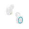 Zwei weiße In-Ear-Kopfhörer mit einem leuchtend blauen Ring auf der Außenseite vor weißem Hintergrund.