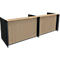 Houten receptiebalie met verticale lamellen, geflankeerd door zwarte frames.
