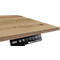 Close-up van een houten bureaublad met een zwart bedieningspaneel met knoppen en display.
